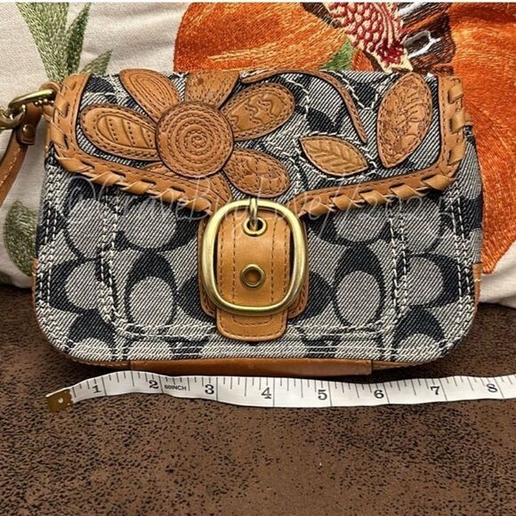 COACH BLEECKER VACHETTA FLORAL APPLIQUÉ& DENIM SIGNATURE WRISTLET LT ED EUC 2007 - Picture 15 of 17